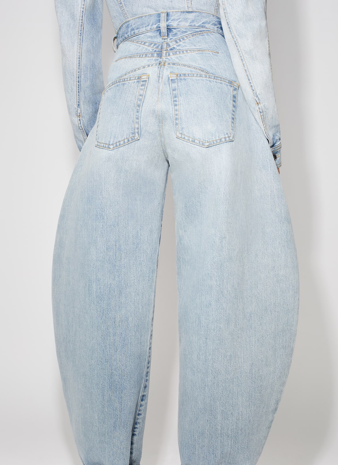 ROUND JEANS IN SKY DENIM  ALAÏA BLUE ROUND JEANS IN SKY DENIM